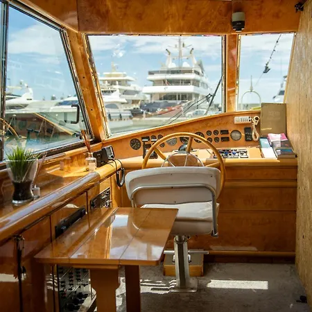 Charter Boat Botel *
