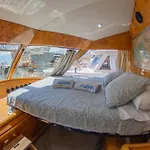 船上ホテル Charter Boat *